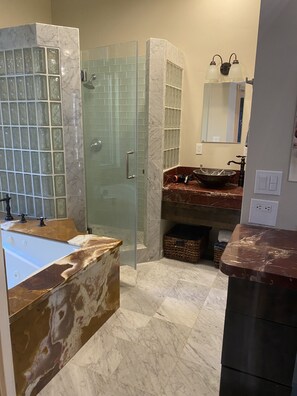 Hair dryer, towels, soap, shampoo - Scenic retreat in west Sedona. Close to hiking trails. None smoking (Sedona)