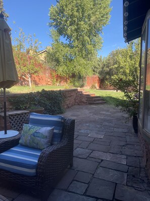 Terrace/patio - Scenic retreat in west Sedona. Close to hiking trails. None smoking (Sedona)