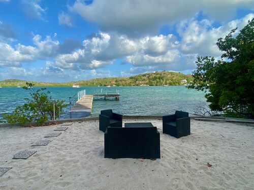 Appartement sur le bord de la mer avec piscine partagée.