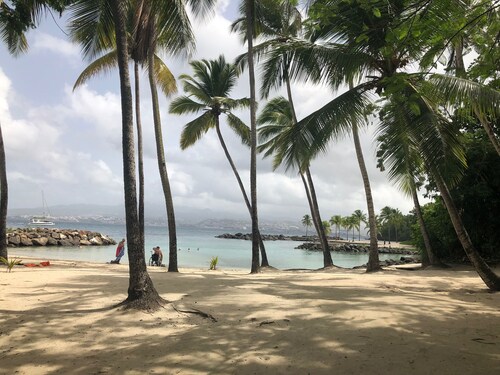 Appartement sur le bord de la mer avec piscine partagée.
