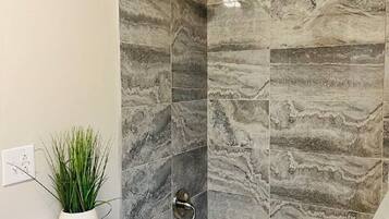 Serviettes fournies, savon, papier toilette