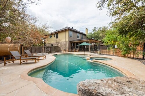 Pool-Hot Tub-Putting Green-Sauna-Arcade-Oasis