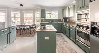 Pool-Hot Tub-Putting Green-Sauna-Arcade-Oasis