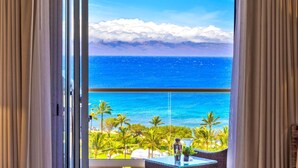 A balcony with a view of the ocean and palm trees. - Honua Kai Konea Resort by KBM (Kaanapali)