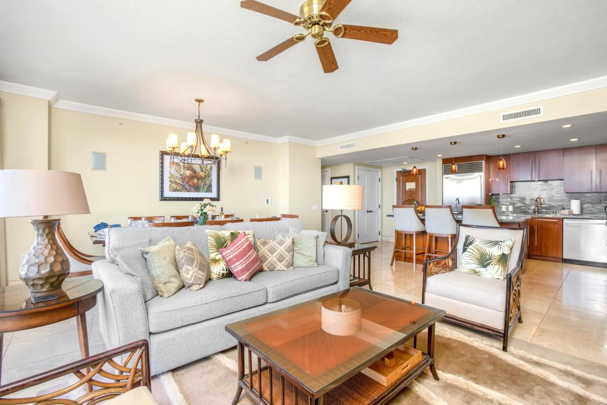 Condo (3 Bedrooms) | Front of property