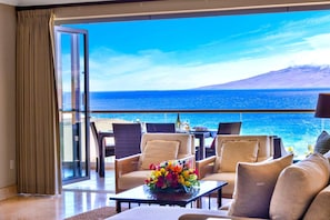 Condo (3 Bedrooms) | Living room