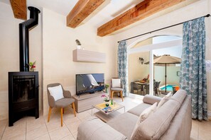 TV, fireplace