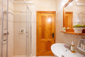 Regadera, secadora de cabello, toallas 