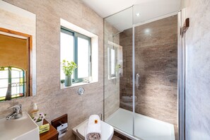 Douche, sèche-cheveux, serviettes fournies