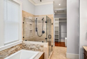 Secador de cabelo, toalhas de banho, sabonete, shampoo