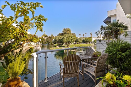 Tranquil Venetian Waterside Retreat Lakefront Gem