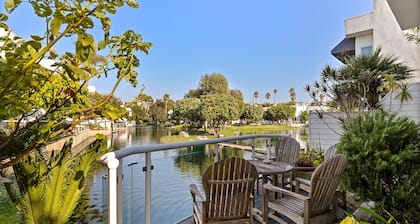 Tranquil Venetian Waterside Retreat Lakefront Gem