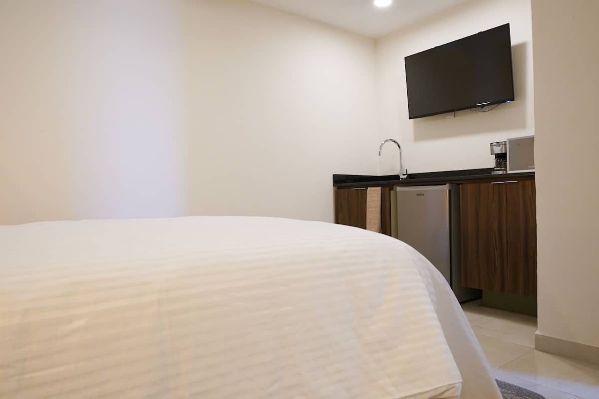 Studio Basic | Ruang kerja ramah laptop, Wi-Fi gratis, dan seprai linen