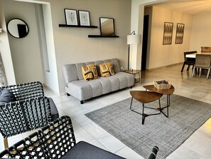 Familieleilighet | Oppholdsområde | En 50-tommers Flatskjerm-TV med digitale kanaler