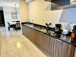 Appartement familial | Cuisine privée | Réfrigérateur grande capacité avec congélateur, four à micro-ondes