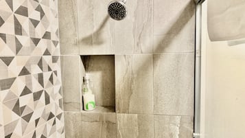 Regadera, secadora de cabello, bidet, toallas
