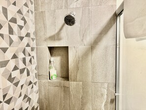 Shower, pengering rambut, kloset, dan handuk