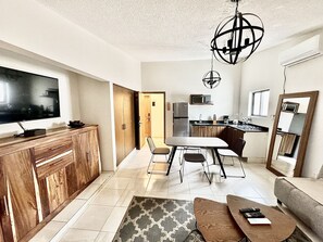 Executive Apartment | Living area | 50-inch flat-screen TV with digital channels - Casa Victorias (Guadalajara)