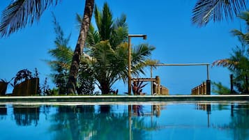 Piscina externa, guarda-sóis, espreguiçadeiras