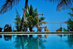 Piscina externa, guarda-sóis, espreguiçadeiras