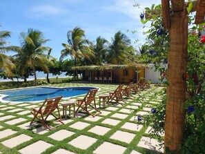 Utendørsbasseng, bassengparasoller og solsenger