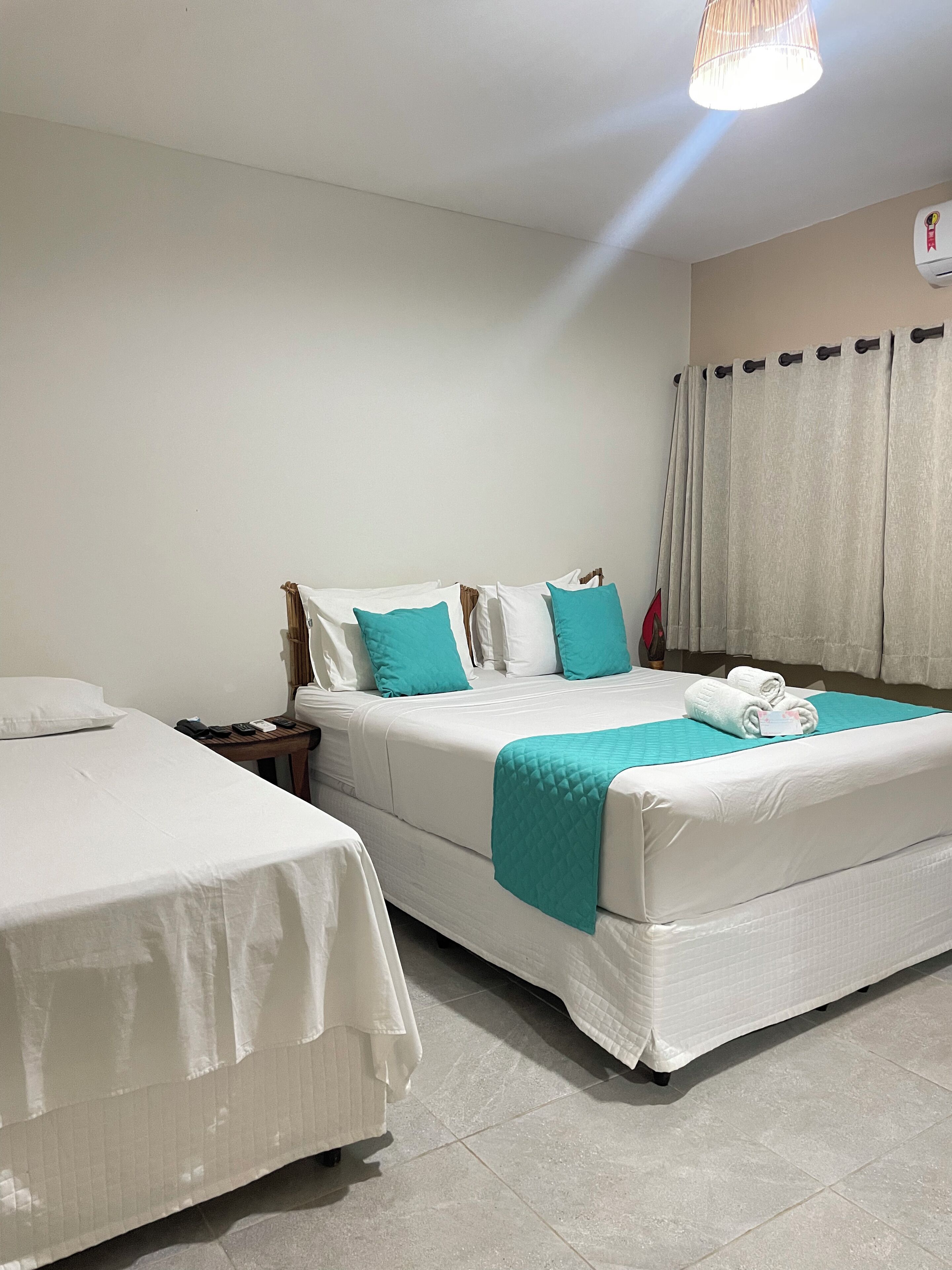 Habitación familiar, vistas al patio | Minibar, wifi gratis, ropa de cama