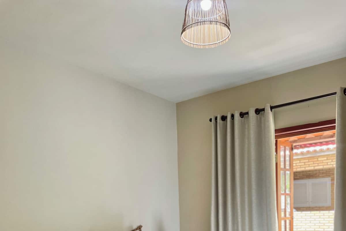 Minibar, wifi gratis y ropa de cama