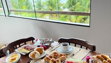 Café da manhã com buffet grátis todos os dias