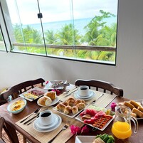 Café da manhã com buffet grátis todos os dias