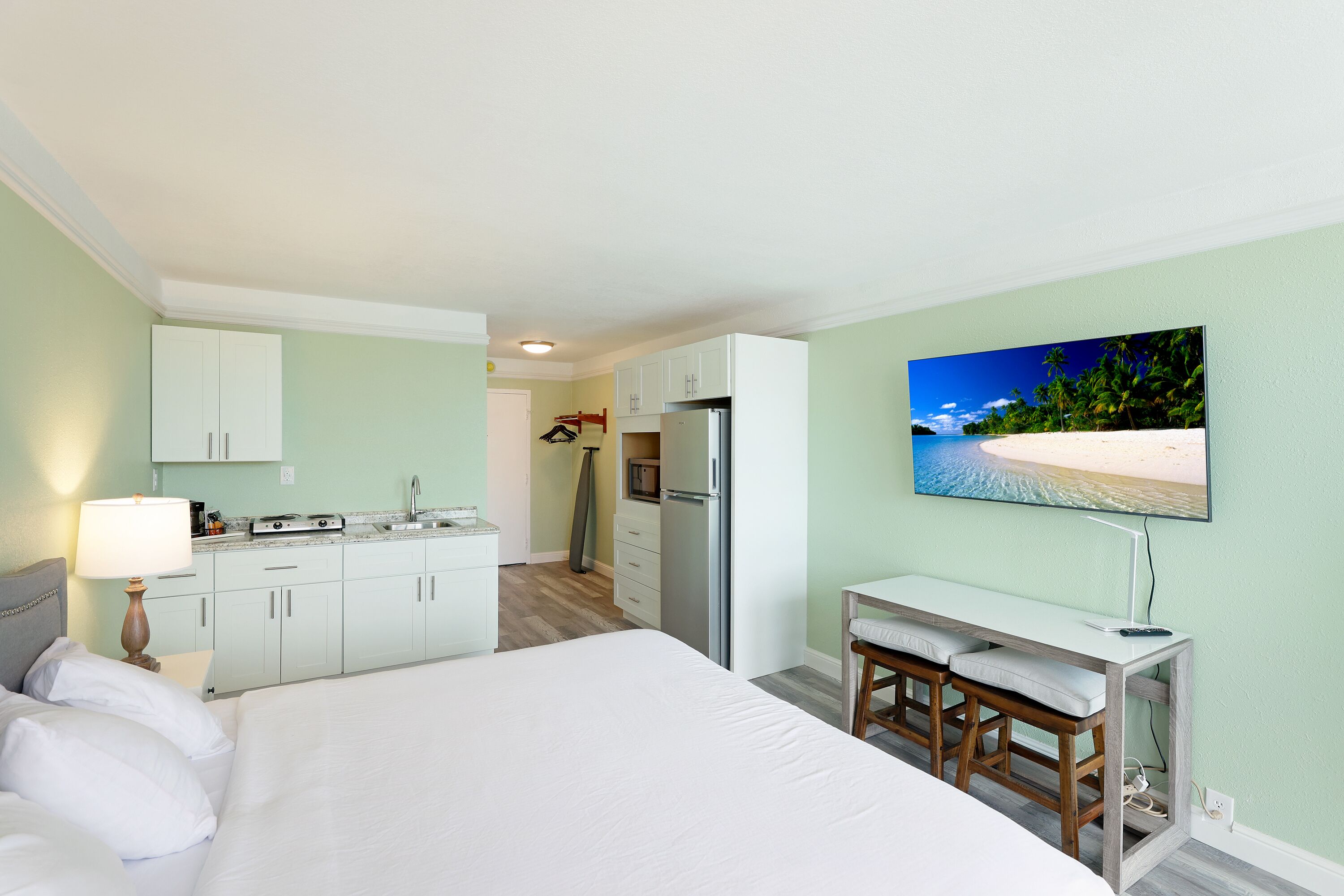 Ramada Sarasota Condo Hotel#407 Waterfront Balcony, King Bed,  Pool, Kitchenette - Bradenton, FL