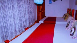 Habitación cuádruple clásica | Tabla de planchar con plancha y ropa de cama 