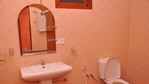 A bathroom with a sink, mirror, and toilet. - La Jungle Vista sigiriya (Sigiriya)