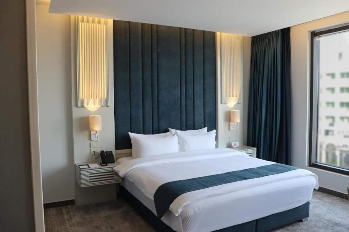 City Room, 1 King Bed, City View | 1 bedroom, free minibar, in-room safe, desk