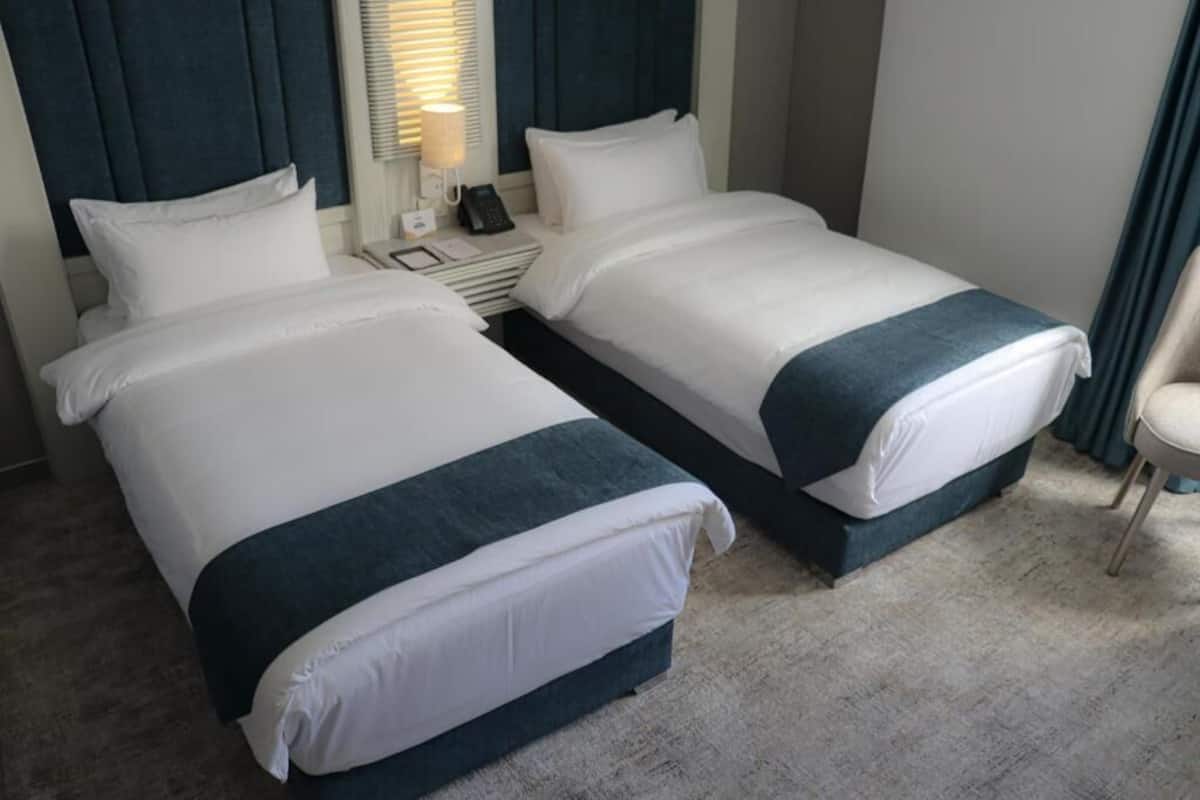 Standard Twin Room, 1 Queen Bed, City View | 1 bedroom, free minibar, in-room safe, desk