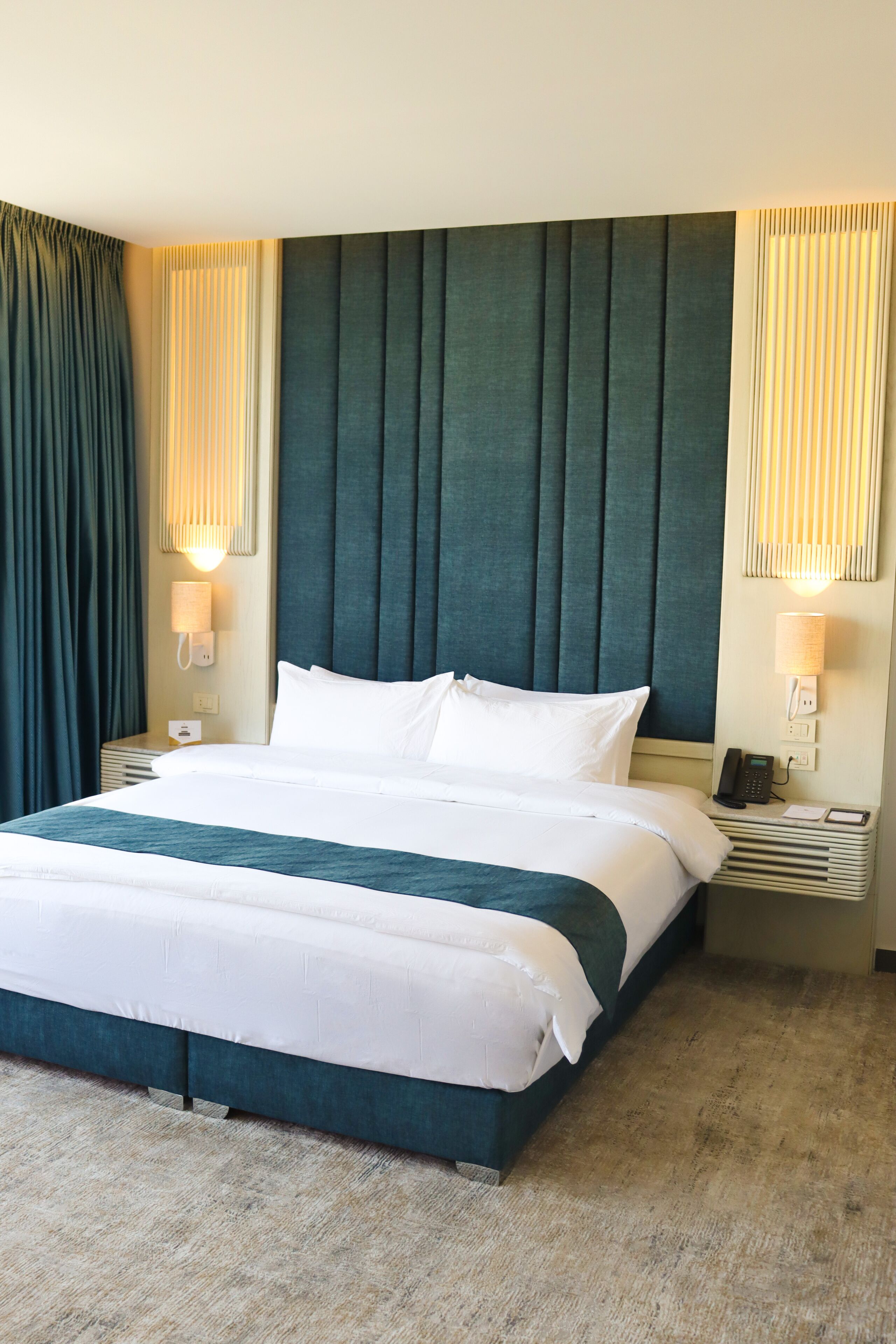 Een gratis minibar, een kluis op de kamer, een bureau