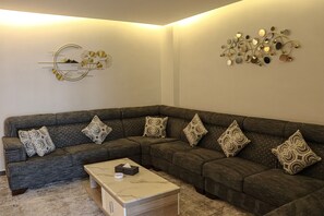 عناصر مجانية داخل الميني بار وخزنة داخل الغرفة ومكتب