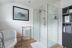 Bañera, secador de pelo y toallas