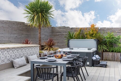 Little Beach House by Bloom Stays -  a holiday let that sleeps 8 guests  in 3 bedrooms