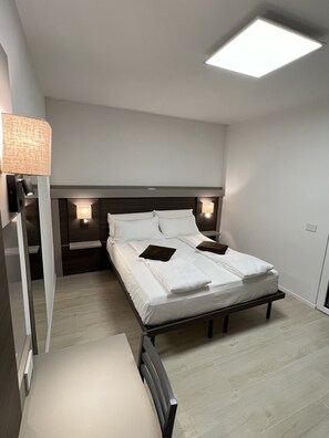 1 bedroom, desk, iron/ironing board, travel cot - BENINI HOLIDAYS: VILLA SAN PIETRO (Arco)