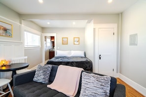 Smart TV, video library, offices - Charming Studio Balboa Park W/D (San Diego)