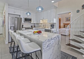 Køleskab, mikrobølgeovn, ovn, kogeplade