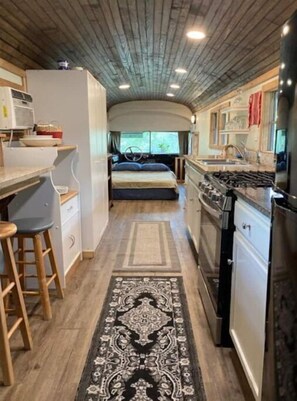 Kjøleskap, mikrobølgeovn, ovn og kokeplater