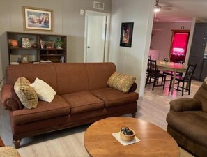 Smart-TV, DVD-spiller, bordtennis og bøker