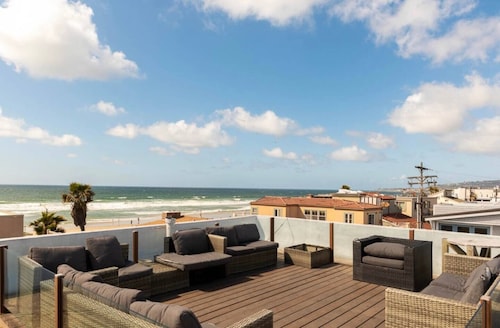 Beautiful Mission Beach Condo Steps to the Beach with Rooftop Patio