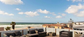 Beautiful Mission Beach Condo Steps to the Beach with Rooftop Patio