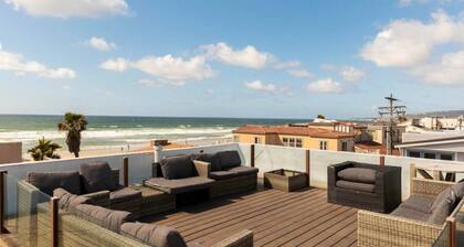 Beautiful Mission Beach Condo Steps to the Beach with Rooftop Patio