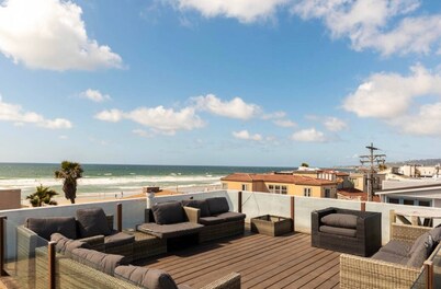 Beautiful Mission Beach Condo Steps to the Beach with Rooftop Patio