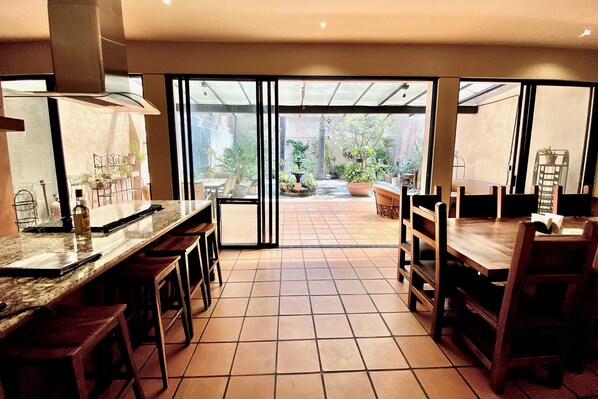 Dining - Urban Hacienda downtown, tranquil, spacious, jacuzzi, safe neighborhood (San Pedro Tlaquepaque)