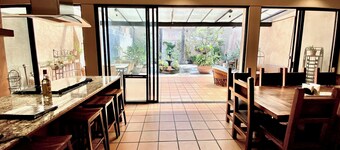 Urban Hacienda downtown, tranquil, spacious, jacuzzi, safe neighborhood