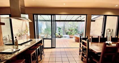 Urban Hacienda downtown, tranquil, spacious, jacuzzi, safe neighborhood